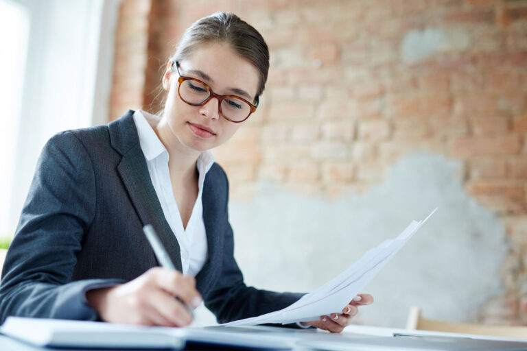 Kadry i płace w małej firmie: co warto poukładać od pierwszego pracownika